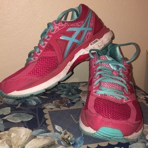 ASICS running shoes *LIKE NEW*